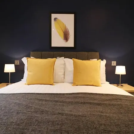 Heart Of Leeds City Centre Living - Sleeps 6 *